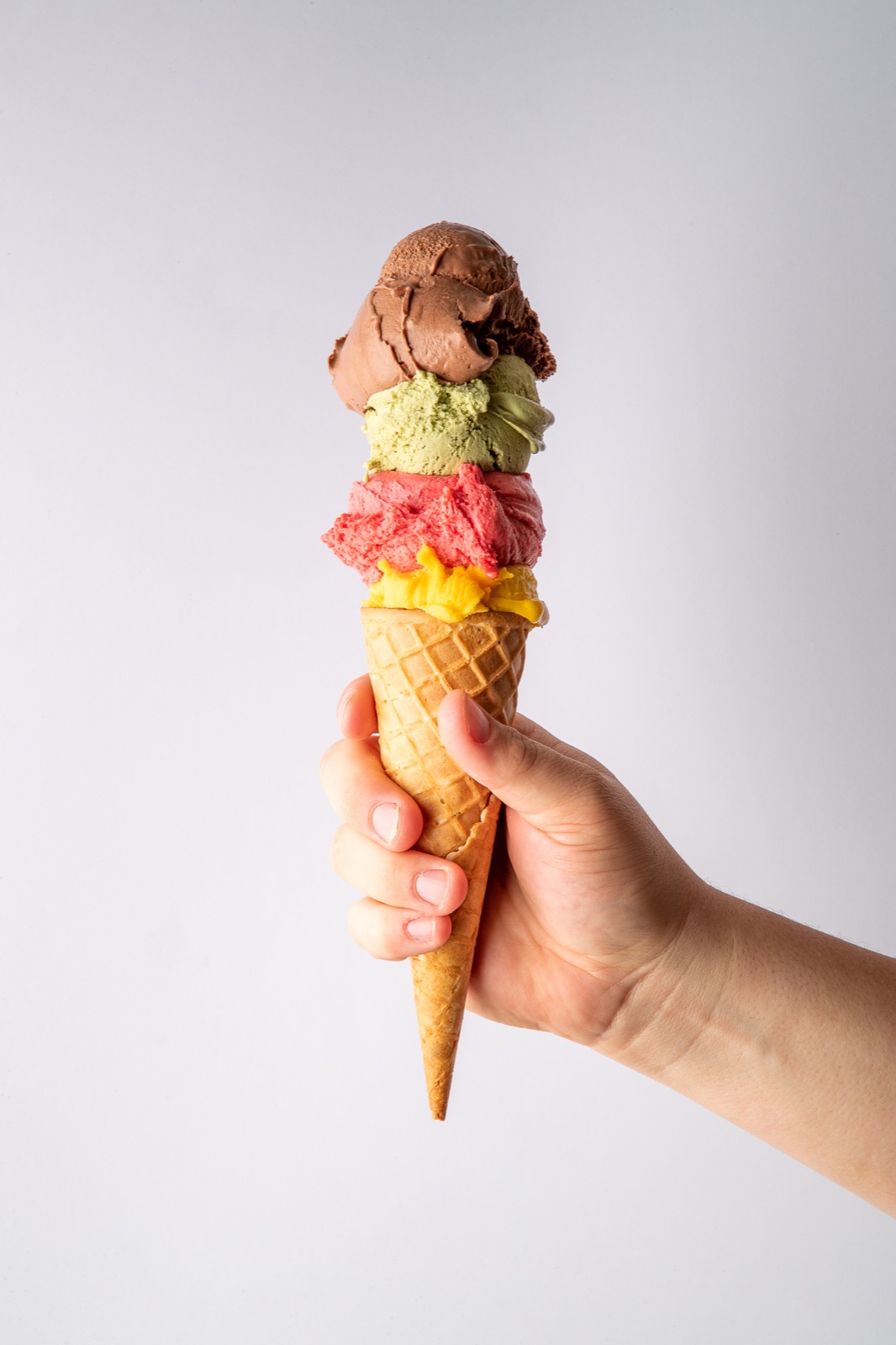 Schlotzeria Eishörnchen mit vier Sorten: Schokolade, Pistazie, Erdbeer, Mango